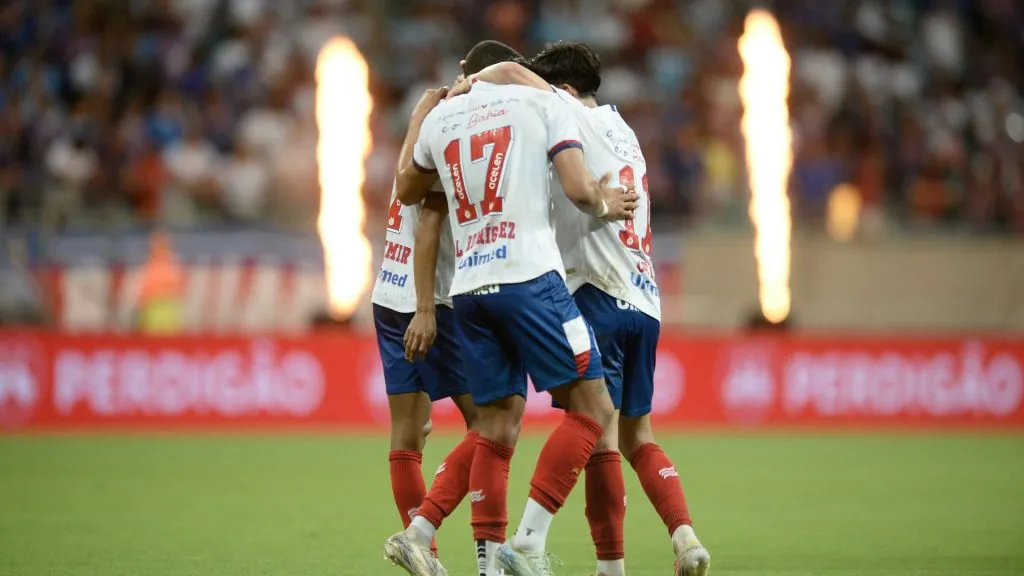 Lucho Rodriguez, do Bahia, celebra gol junto a jogadores de sua equipe