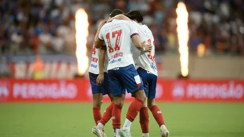 Lucho Rodriguez, jogador do Bahia, comemora seu gol ao lado de companheiros de equipe durante a partida contra o Sampaio Corrêa, válida pela Copa do Nordeste 2025, no estádio Arena Fonte Nova. Foto: Jhony Pinho/AGIF