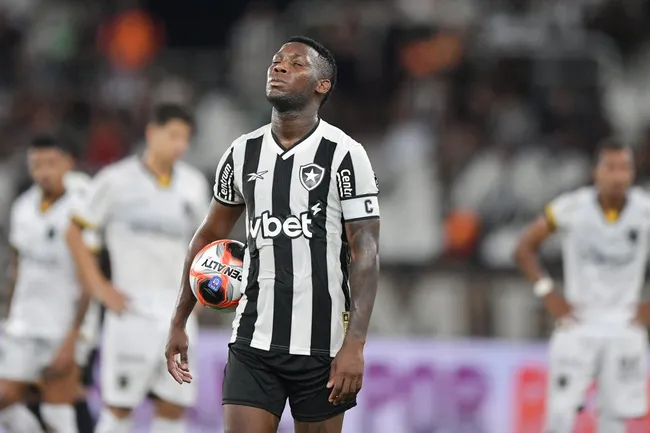 Patrick de Paula jogador do Botafogo durante partida contra o Volta Redonda no estádio Engenhão pelo campeonato Carioca 2025. Foto: Thiago Ribeiro/AGIF