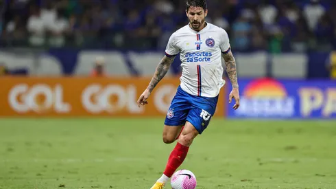 Everaldo, atacante do Bahia, em ação durante a partida contra o Cruzeiro no estádio Mineirão, pelo Campeonato Brasileiro A 2024. Foto: Gilson Lobo/AGIF