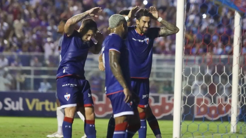 Lucero, jogador do Fortaleza, comemorando gol contra o Moto Club no estádio Presidente Vargas, pelo campeonato Copa do Nordeste 2025