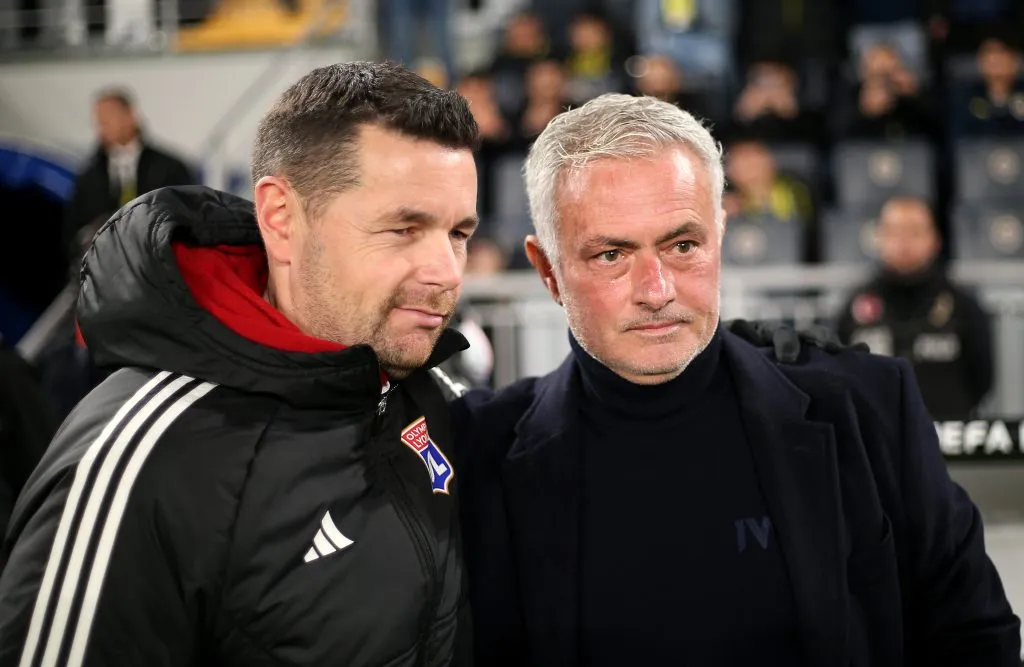 Pierre Sage, técnico do Lyon, e José Mourinho, técnico do Fenerbahce (Photo by Ahmad Mora/Getty Images)