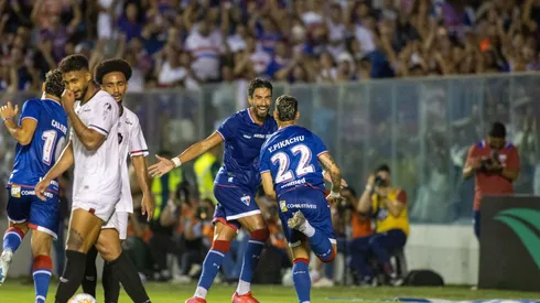 Pikachu, jogador do Fortaleza, celebra seu gol ao lado de Lucero, também do Fortaleza, durante a partida contra o Moto Club no Estádio Presidente Vargas (CE), pela Copa do Nordeste 2025. Foto: Baggio Rodrigues/AGIF
