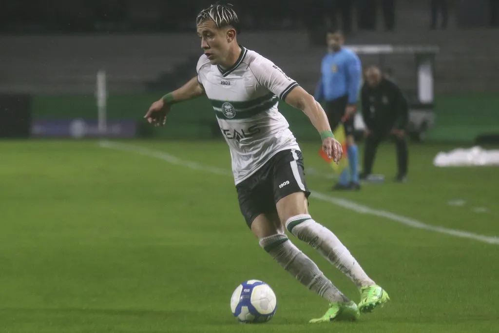 Matheus Frizzo jogando no Coritiba durante partida contra o Operário no Couto Pereira pelo campeonato Brasileiro B 2024. Foto: Gabriel Rosa Machado/AGIF