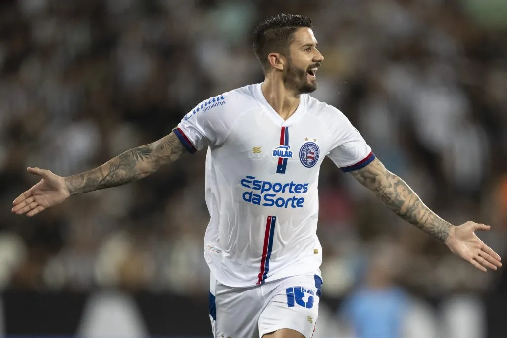 Everaldo, jogador do Bahia, comemora seu gol durante partida contra o Botafogo no Engenhao pelo Campeonato Brasileiro 2024. Foto: Jorge Rodrigues/AGIF