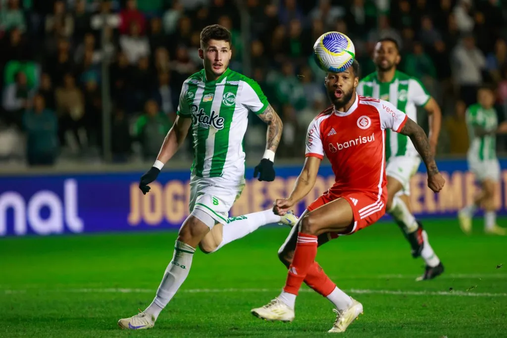Danilo Boza, jogador do Juventude, disputa lance com Wesley, do Internacional, durante partida no Alfredo Jaconi pelo Brasileiro série A 2024. Foto: Luiz Erbes/AGIF
