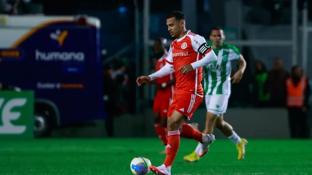 Alan Patrick, do Internacional, em jogo contra o Juventude no estádio Alfredo Jaconi pelo Campeonato Brasileiro Série A 2024