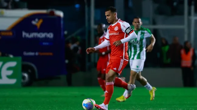 Alan Patrick, do Internacional, em jogo contra o Juventude no estádio Alfredo Jaconi pelo Campeonato Brasileiro Série A 2024