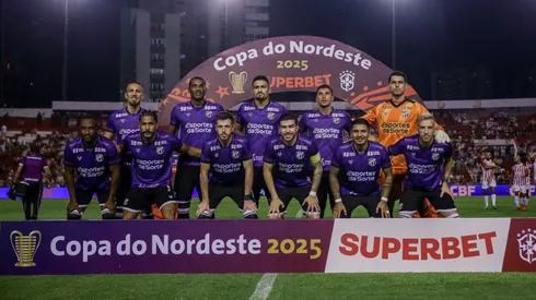 Jogadores do Ceará se preparam para o jogo contra o Náutico no Estádio Aflitos, pela Copa do Nordeste 2025. Foto: Rafael Vieira/AGIF