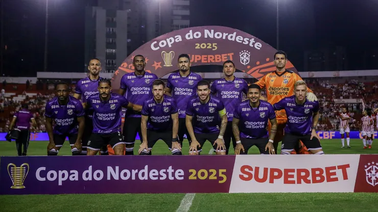 Jogadores do Ceará se preparam para o jogo contra o Náutico no Estádio Aflitos, pela Copa do Nordeste 2025. Foto: Rafael Vieira/AGIF