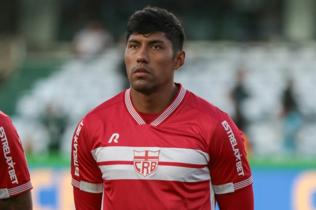 Luis Segovia durante confronto entre CRB e Coritiba no Campeonato Brasileiro B 2024. Foto: Robson Mafra/AGIF