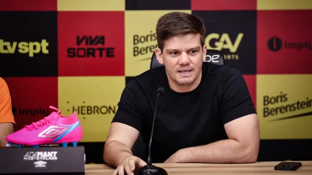 Guilherme Falcão durante entrevista coletiva no Sport – Foto: Paulo Paiva/Sport Recife