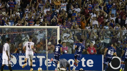 Lucero, jogador do Fortaleza, celebra seu gol na partida contra o Moto Club, realizada no Estádio Presidente Vargas (CE) pelo Campeonato Copa do Nordeste 2025. Foto: Baggio Rodrigues/AGIF