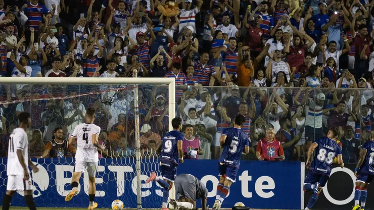 Lucero, jogador do Fortaleza, celebra seu gol na partida contra o Moto Club, realizada no Estádio Presidente Vargas (CE) pelo Campeonato Copa do Nordeste 2025. Foto: Baggio Rodrigues/AGIF