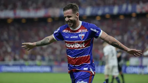 Lucas Sasha vibrando pelo Fortaleza em partida válida pela Copa Sul-Americana – Foto: Lucas Emanuel/AGIF