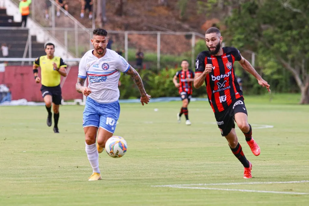 BA – SALVADOR – 18/02/2024 – BAIANO 2024, VITORIA X BAHIA – Wagner Leonardo jogador do Vitoria disputa lance com Everaldo jogador do Bahia durante partida no estadio Barradao pelo campeonato Baiano 2024. Foto: Renan Oliveira/AGIF