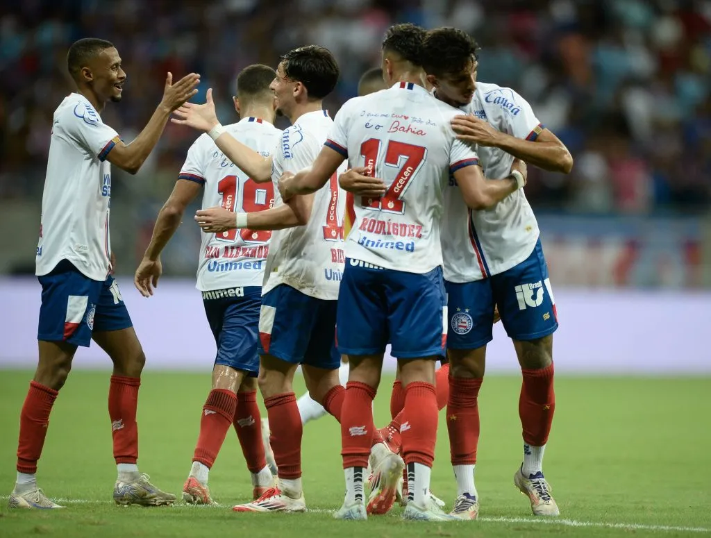 Lucho Rodriguez, jogador do Bahia, comemora seu gol com jogadores do seu time durante partida contra o Sampaio Correa no estadio Arena Fonte Nova pela Copa Do Nordeste 2025. Foto: Jhony Pinho/AGIF