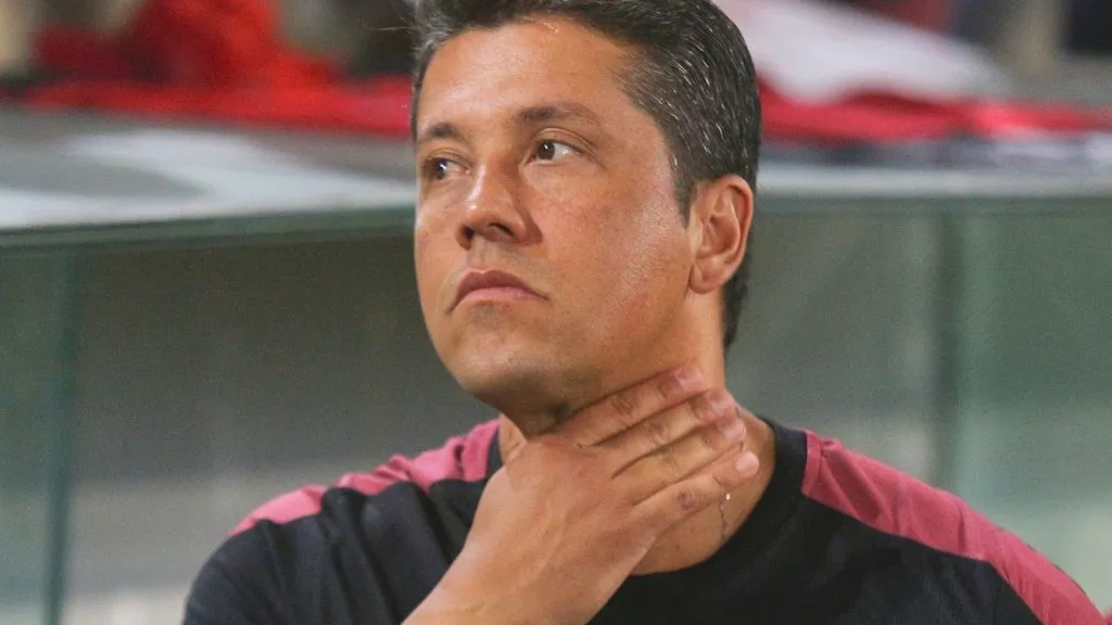Thiago Carpini, técnico do Vitória, no banco de reservas durante jogo contra o Athletico-PR no Campeonato Brasileiro A de 2024