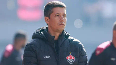 Thiago Carpini, técnico do Vitória, durante partida pelo campeonato Brasileiro A 2024. Foto: Luiz Erbes/AGIF