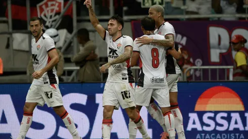 Gustavo Mosquito, jogador do Vitória, comemora seu gol com jogadores do seu time durante partida contra o Colo-Colo no estadio Arena Fonte Nova pelo campeonato Baiano 2025. Foto: Jhony Pinho/AGIF