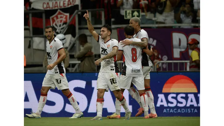 Gustavo Mosquito, jogador do Vitória, comemora seu gol com jogadores do seu time durante partida contra o Colo-Colo no estadio Arena Fonte Nova pelo campeonato Baiano 2025. Foto: Jhony Pinho/AGIF