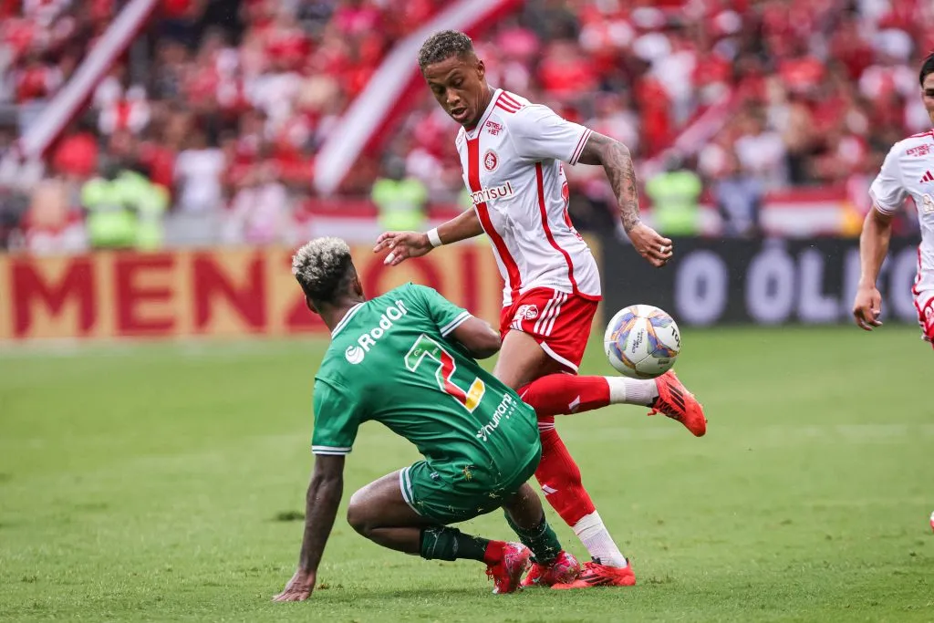 RS – PORTO ALEGRE – 25/01/2025 – GAUCHO 2025, INTERNACIONAL X JUVENTUDE – Vitinho jogador do Internacional disputa lance com  jogador do Juventude durante partida no estadio Beira-Rio pelo campeonato Gaucho 2025. Foto: Maxi Franzoi/AGIF