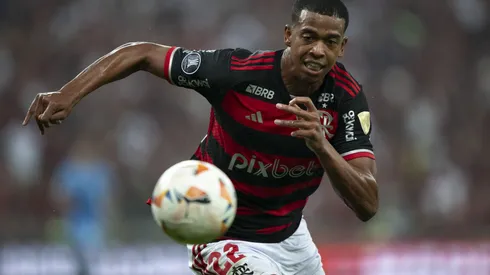 Carlinhos, jogador do Flamengo, em ação durante partida contra o Bolívar no estádio Maracanã, válida pela Copa Libertadores 2024