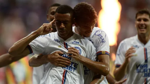 Erick, jogador do Bahia, celebra seu gol com os companheiros de equipe durante a partida contra o Sampaio Corrêa no estádio Arena Fonte Nova, válida pela Copa do Nordeste 2025. Foto: Jhony Pinho/AGIF