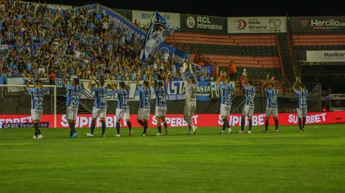 Jogadores do Grêmio tiram foto antes do jogo contra o Brasil de Pelotas no estádio Bento Mendes de Freitas, válido pelo Campeonato Gaúcho 2025. Foto: Volmer Perez/AGIF