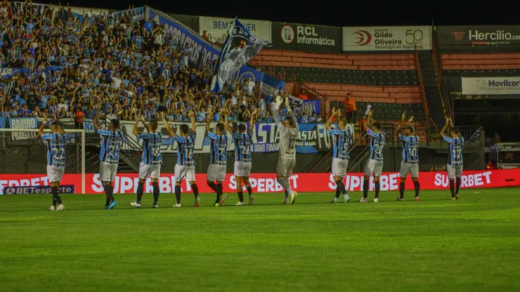 Jogadores do Grêmio tiram foto antes do jogo contra o Brasil de Pelotas no estádio Bento Mendes de Freitas, válido pelo Campeonato Gaúcho 2025. Foto: Volmer Perez/AGIF