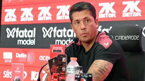 Thiago Carpini durante entrevista coletiva após partida pelo Campeonato Baiano - Foto: Walmir Cirne/AGIF
