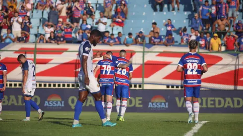 Breno Lopes, jogador do Fortaleza, celebra seu gol na partida contra o Horizonte, realizada no Estádio Domingão, pelo Campeonato Cearense de 2025. Foto: Lucas Emanuel/AGIF