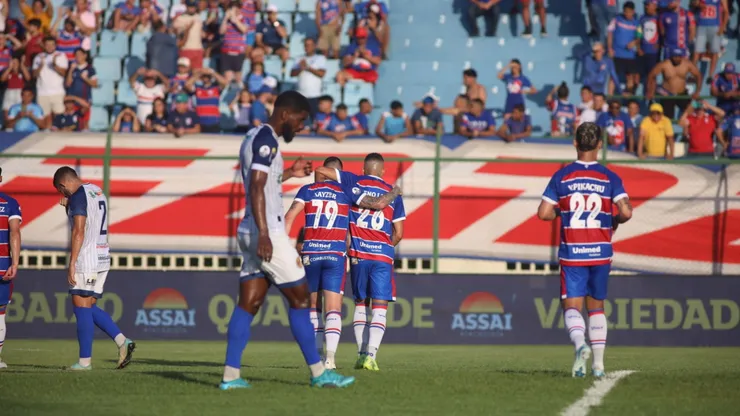 Breno Lopes, jogador do Fortaleza, celebra seu gol na partida contra o Horizonte, realizada no Estádio Domingão, pelo Campeonato Cearense de 2025. Foto: Lucas Emanuel/AGIF