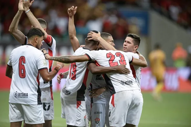 Fabri, jogador do Vitória, comemora seu gol com jogadores do seu time durante partida contra o Colo-Colo no estadio Arena Fonte Nova pelo campeonato Baiano 2025. Foto: Jhony Pinho/AGIF