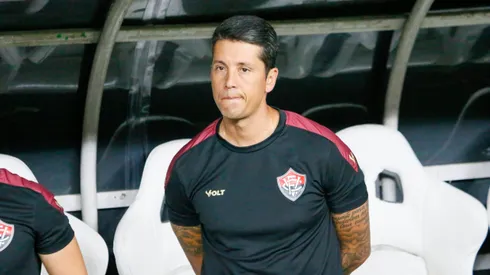 Thiago Carpini, técnico do Vitória, durante partida pelo campeonato Brasileiro A 2024. Foto: Baggio Rodrigues/AGIF
