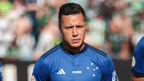 PR – CURITIBA – 11/11/2023 – BRASILEIRO A 2023, CORITIBA X CRUZEIRO – Marlon jogador do Cruzeiro durante execucao do hino nacional antes da partida contra o Coritiba no estadio Durival de Britto pelo campeonato Brasileiro A 2023. Foto: Robson Mafra/AGIF