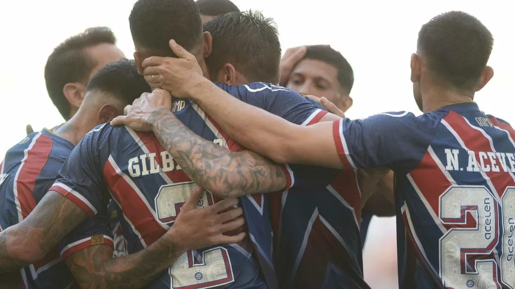 Everaldo, atacante do Bahia, comemora seu gol com jogadores do time durante jogo contra o Porto Rico na Arena Fonte Nova, pelo Campeonato Baiano de 2025