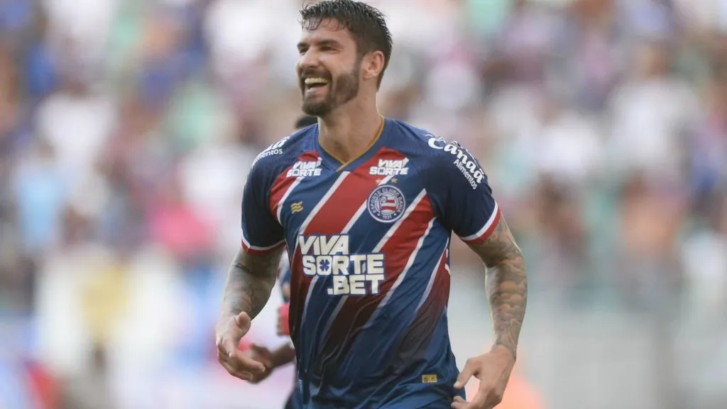Everaldo, jogador do Bahia, celebra seu gol ao lado dos companheiros de equipe durante a partida contra o Porto Rico, realizada no estádio Arena Fonte Nova, pelo Campeonato Baiano 2025. Foto: Jhony Pinho/AGIF.