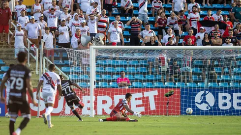 Fernandinho, jogador do Ferroviário, celebra seu gol durante a partida contra o Ceará no estádio Presidente Vargas, pelo Campeonato Cearense 2025. Foto: Baggio Rodrigues/AGIF