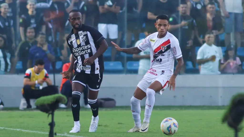 Disputa de bola entre jogadores do Ceará e Ferroviário. Foto: Lucas Emanuel/AGIF