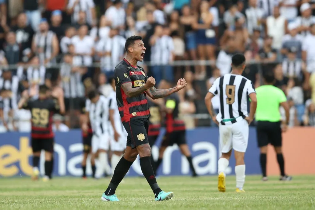 Lance durante a partida entre Central e Sport no  Estadio Lacerdao em Caruaru (PE), pelo campeonato pernambucano 2025. Foto: Marlon Costa/AGIF