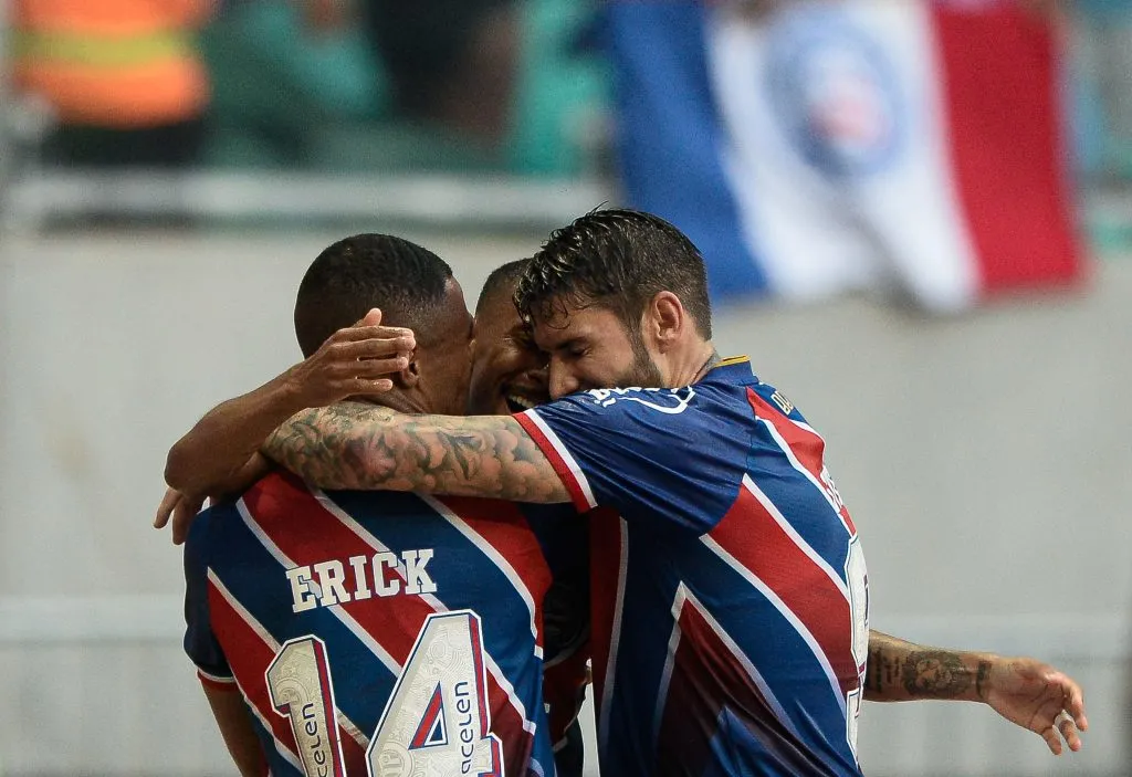 Erick, jogador do Bahia, comemora seu gol com jogadores do seu time durante partida contra o Porto Rico no estadio Arena Fonte Nova pelo campeonato Baiano 2025. Foto: Jhony Pinho/AGIF