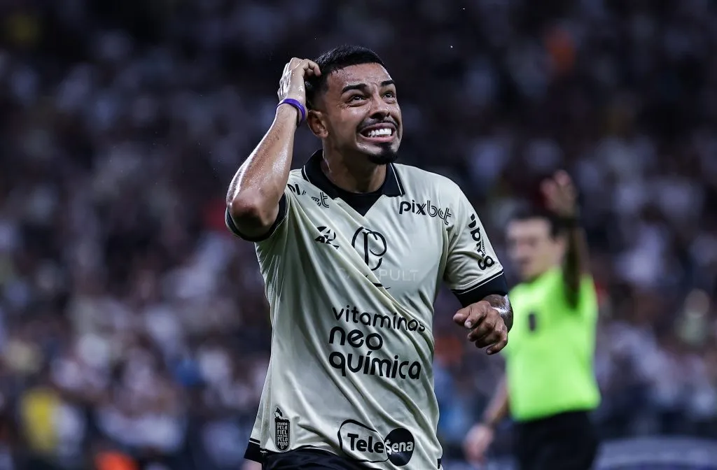 Bidu jogador do Corinthians lamenta durante partida contra o Internacional no estadio Arena Corinthians pelo campeonato Brasileiro A 2023. Foto: Fabio Giannelli/AGIF