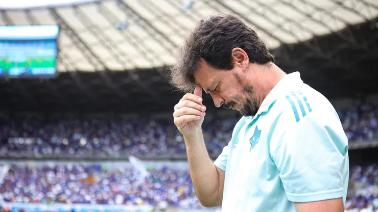 Fernando Diniz técnico do Cruzeiro durante partida contra o Betim no estádio Mineirão pelo campeonato Mineiro 2025. Foto: Gilson Lobo/AGIF