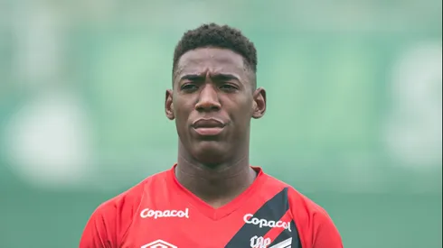 Léo foi vítima de racismo.