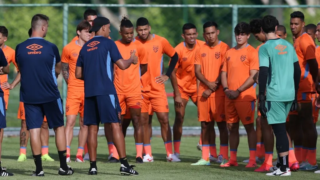 Pepa conversando com o elenco do Sport durante atividade – Foto: Marlon Costa/AGIF