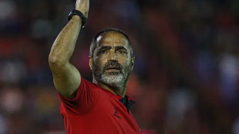 Técnico do São José ficou na bronca.