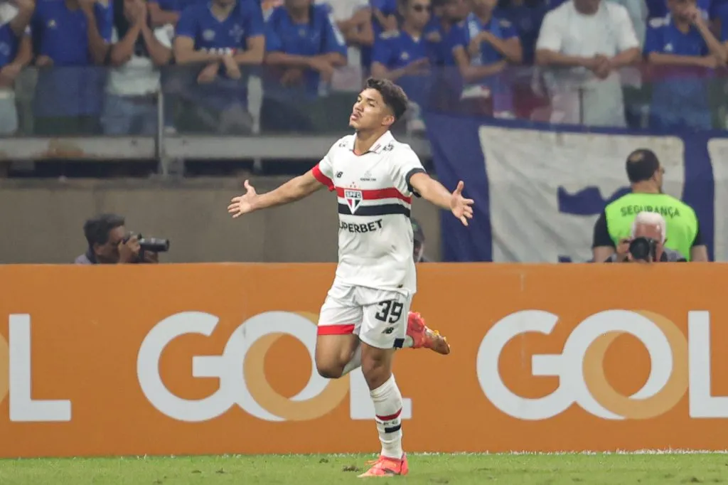 William Gomes jogador do São Paulo comemora seu gol durante partida contra o Cruzeiro no Mineirão pelo campeonato Brasileiro A 2024. Foto: Gilson Lobo/AGIF