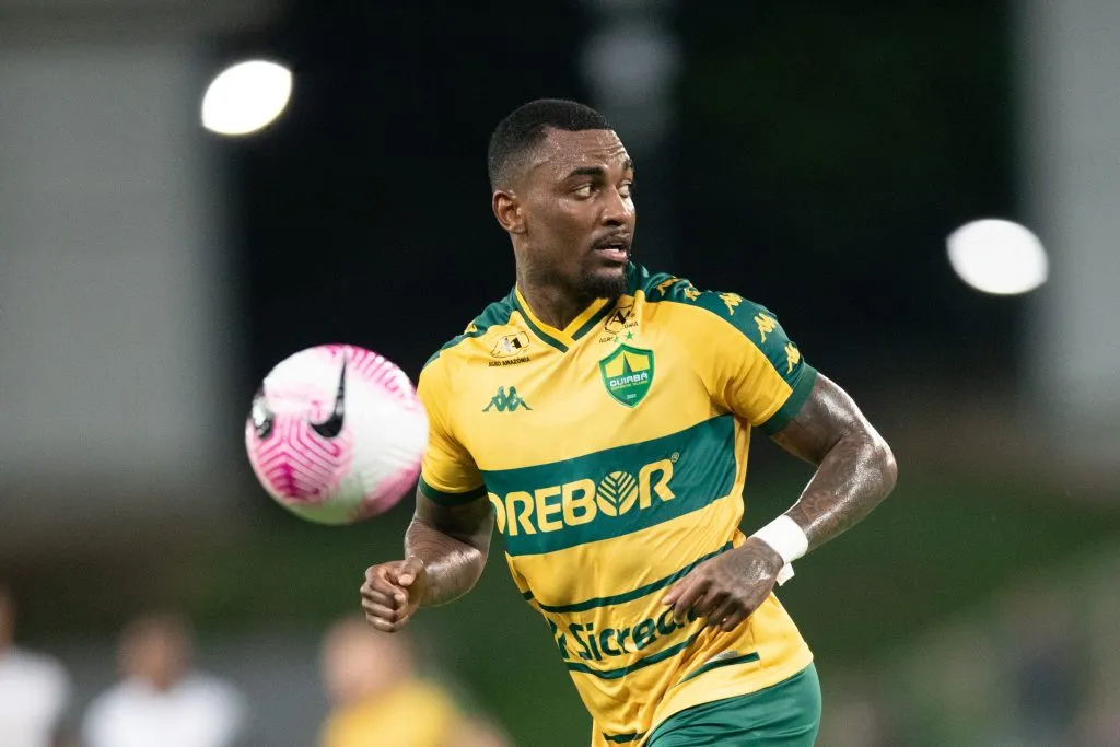 Ramon jogando no Cuiabá durante partida contra o Corinthians no estádio Arena Pantanal pelo campeonato Brasileiro A 2024. Foto: Gil Gomes/AGIF