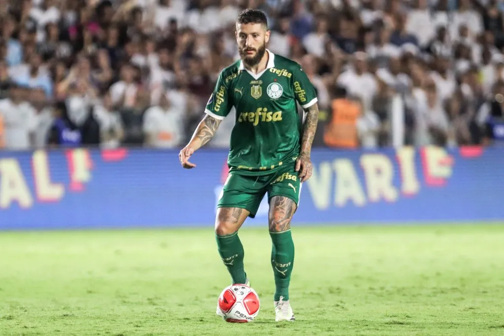 Ze Rafael jogador do Palmeiras durante partida contra o Santos no estadio Vila Belmiro pelo campeonato Paulista 2024. Foto: Reinaldo Campos/AGIF